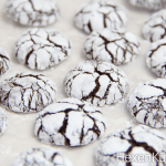 Chocolate Crinkle Cookies, Schokoschneebälle, schokoladen Schneebälle Rezept