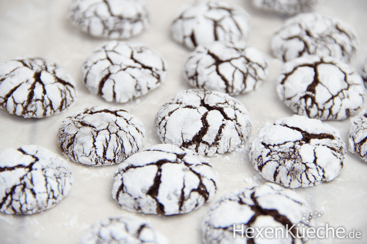 Chocolate Crinkle Cookies, Schokoschneebälle, schokoladen Schneebälle Rezept