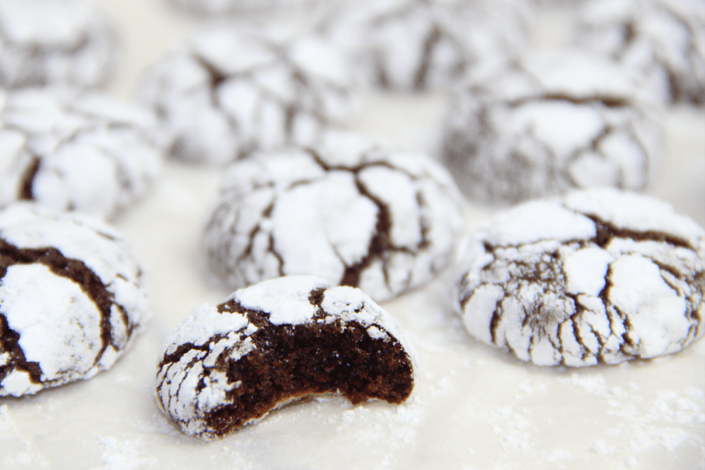 Chocolate Crinkle Cookies, Schokoschneebälle, schokoladen Schneebälle Rezept